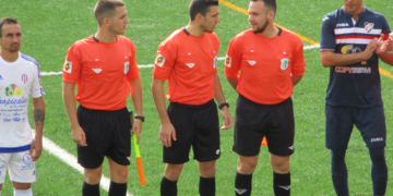 El colegiado del Comité Técnico Andaluz, al inicio de un encuentro de Tercera División en el que se enfrentaba el River Melilla CF. frente al Vélez C.F.