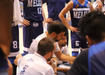 Alejandro Alcoba dando instrucciones a sus jugadores durante uno de los partidos disputados esta campaña en el pabellón Javier Imbroda Ortiz.