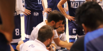 Alejandro Alcoba dando instrucciones a sus jugadores durante uno de los partidos disputados esta campaña en el pabellón Javier Imbroda Ortiz.