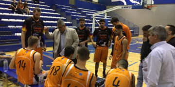 Los hombres de Javi Nieto atienden las indicaciones del técnico durante un tiempo muerto, en uno de los encuentros disputados en el García Pezzi.