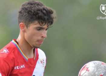 El joven jugador madrileño llega procedente del Rayo Vallecano tras romper su cesión con el Recreativo de Huelva.