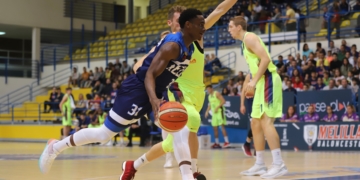 El escolta canadiense Caleb Agada, en una acción del partido de la primera vuelta disputado en el Javier Imbroda frente al Barça Lassa.