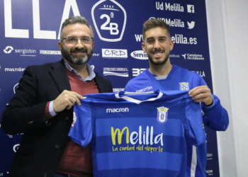 Presidente y futbolista sostienen la camiseta del conjunto unionista.