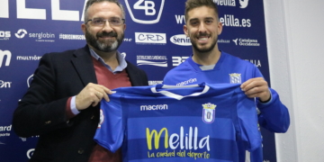 Presidente y futbolista sostienen la camiseta del conjunto unionista.