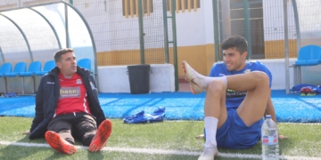 Luis Carrión sentado sobre el césped artificial de La Espiguera en el entrenamiento de ayer viernes.