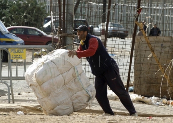 GRA301. MELILLA, 19/01/2016.- La tranquilidad regresa al paso fronterizo de Barrio Chino de Melilla tras el tumulto que ha tenido lugar esta mañana, como consecuencia del cual dos guardias civiles ha resultado heridos, uno más grave, con una brecha en la frente, por la que ha recibido nueve puntos de sutura y, otro menos grave, con un fuerte golpe en un brazo. EFE/F. G. Guerrero