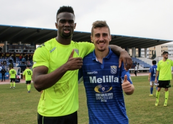 El jugador nacido en Barcelona junto al melillense Pepe después de enfrentarse en el Álvarez Claro, cuando el delantero militaba en el filial del Córdoba C.F.