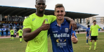 El jugador nacido en Barcelona junto al melillense Pepe después de enfrentarse en el Álvarez Claro, cuando el delantero militaba en el filial del Córdoba C.F.