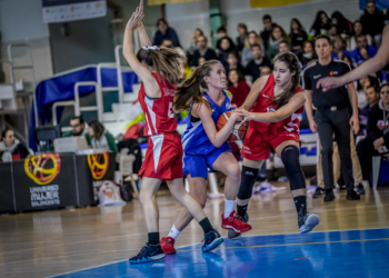 A pesar de las derrotas encajadas, las jugadoras y los familiares de las selecciones melillenses disfrutaron en el primer día de competición del gran ambiente que se vivió en los pabellones.