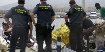 GRA333. MELILLA, 19/05/2017.- Efectivos de la Guardia Civil atienden esta tarde a varios de los 24 inmigrantes de origen subsahariano después de que la patera con la que intentaban llegar a Melilla haya naufragado. El rescate se ha producido en las inmediaciones de Aguadú (al norte de Melilla), y los inmigrantes han sido trasladados al puerto deportivo en la embarcación del GEAS de la Guardia Civil. EFE/F.G.GUERRERO