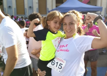La atleta del Santa Bárbara, junto a su hija, en una de sus pruebas atléticas que tomó parte.