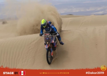 El piloto melillense, en la bajada de una de las dunas.