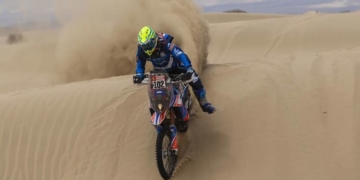 El piloto melillense, en la bajada de una de las dunas.