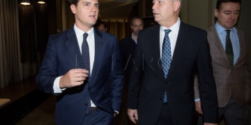 GRAFAND2053. MÁLAGA, 15/01/2019.-El presidente de Ciudadanos, Albert Rivera (i), momentos antes de participar hoy en el desayuno coloquio "Encuentros de la SER" en Málaga, presentado por el parlamentario autonómico de Cs por Málaga Javier Imbroda(d). EFE/Daniel Pérez