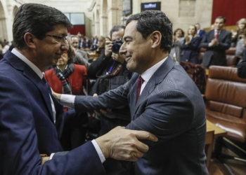 GRAFAND2167. SEVILLA, 16/01/2019.- El líder del PP-A, Juanma Moreno (d), es felicitado por el líder andaluz de Ciudadanos, Juan Marín (i), tras ser investido presidente de la Junta de Andalucía al obtener el respaldo de la mayoría absoluta de la Cámara. Moreno ha sido investido en la primera votación con 59 votos a favor, al contar con el apoyo de los 26 diputados del PP, los 21 de Ciudadanos y los 12 de Vox, mientras que han votado en contra los 33 parlamentarios del PSOE y los 17 de Adelante Andalucía. EFE/José Manuel Vidal.