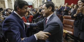 GRAFAND2167. SEVILLA, 16/01/2019.- El líder del PP-A, Juanma Moreno (d), es felicitado por el líder andaluz de Ciudadanos, Juan Marín (i), tras ser investido presidente de la Junta de Andalucía al obtener el respaldo de la mayoría absoluta de la Cámara. Moreno ha sido investido en la primera votación con 59 votos a favor, al contar con el apoyo de los 26 diputados del PP, los 21 de Ciudadanos y los 12 de Vox, mientras que han votado en contra los 33 parlamentarios del PSOE y los 17 de Adelante Andalucía. EFE/José Manuel Vidal.