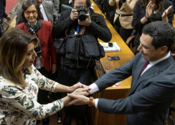 GRAFAND2200. SEVILLA, 16/01/2019.- El líder del PP-A, Juanma Moreno, es felicitado por la hasta ahora presidenta del Ejecutivo andaluz, Susana Díaz, tras ser investido presidente de la Junta de Andalucía al obtener el respaldo de la mayoría absoluta de la Cámara. Moreno ha sido investido en la primera votación con 59 votos a favor, al contar con el apoyo de los 26 diputados del PP, los 21 de Ciudadanos y los 12 de Vox, mientras que han votado en contra los 33 parlamentarios del PSOE y los 17 de Adelante Andalucía. EFE/Raúl Caro