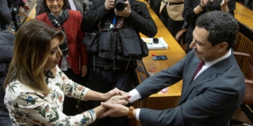 GRAFAND2200. SEVILLA, 16/01/2019.- El líder del PP-A, Juanma Moreno, es felicitado por la hasta ahora presidenta del Ejecutivo andaluz, Susana Díaz, tras ser investido presidente de la Junta de Andalucía al obtener el respaldo de la mayoría absoluta de la Cámara. Moreno ha sido investido en la primera votación con 59 votos a favor, al contar con el apoyo de los 26 diputados del PP, los 21 de Ciudadanos y los 12 de Vox, mientras que han votado en contra los 33 parlamentarios del PSOE y los 17 de Adelante Andalucía. EFE/Raúl Caro
