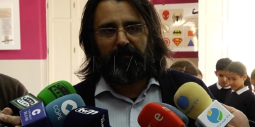 El director provincial ofreciendo unas declaraciones a la prensa en el CEIP Mediterráneo.