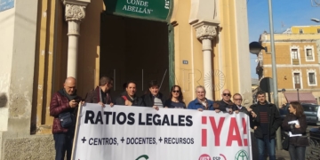 Los docentes y sindicatos de la Enseñanza de Melilla ante las puertas del CEPA Carmen Conde Abellán.