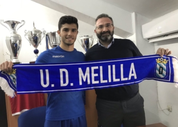 El nuevo jugador azulino, a la izquierdo junto al presidente de la UD Melilla, Luisma Rincón.