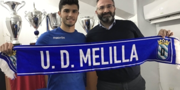 El nuevo jugador azulino, a la izquierdo junto al presidente de la UD Melilla, Luisma Rincón.
