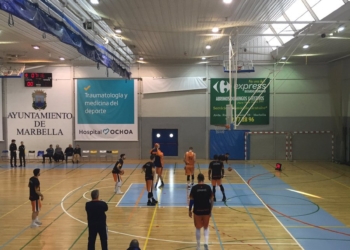 Los melillenses calentando antes del inicio del partido en tierras marbellíes.