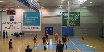 Los melillenses calentando antes del inicio del partido en tierras marbellíes.