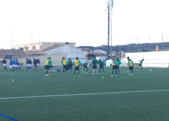 Ambos equipos en el calentamiento previo al partido disputado ayer.