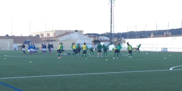 Ambos equipos en el calentamiento previo al partido disputado ayer.