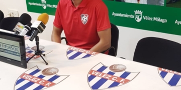 El técnico de esta escuadra local no baja los brazos.