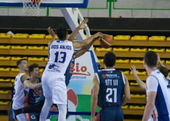 Jugada del pívot brasileño del Melilla Baloncesto, Felipe Dos Anjos.