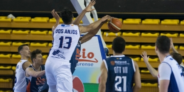 Jugada del pívot brasileño del Melilla Baloncesto, Felipe Dos Anjos.