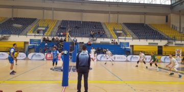 Imagen de una de las jugadas que se pudo ver ayer en este enfrentamiento.