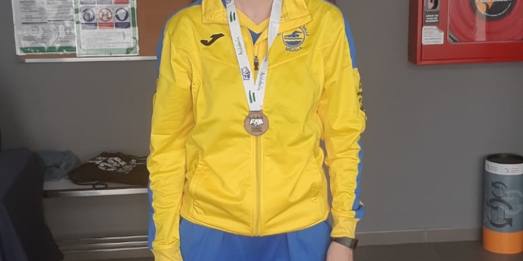 Marian Muñoz, con su medalla colgada.