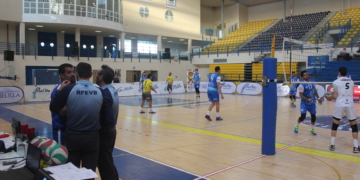 El técnico local hablando con los árbitros este pasado sábado.