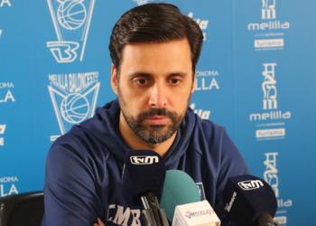Alejandro Alcoba, en la rueda de prensa oficial del club melillense.