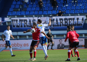 El delantero centro unionista Yacine luchó con toda la defensa del Marbella, aunque tuvo pocas ocasiones de gol durante el enfrentamiento de ayer.