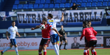 El delantero centro unionista Yacine luchó con toda la defensa del Marbella, aunque tuvo pocas ocasiones de gol durante el enfrentamiento de ayer.