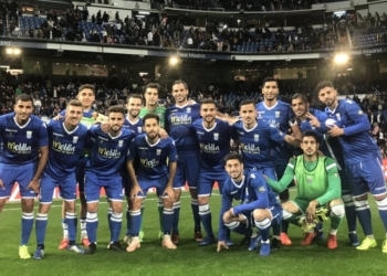 Jugadores de la primera plantilla de la UD Melilla, en el césped del estadio Santiago Bernabéu.