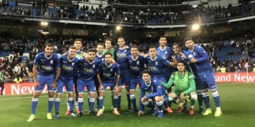 Jugadores de la primera plantilla de la UD Melilla, en el césped del estadio Santiago Bernabéu.