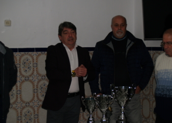 Víctor Fernández, en el centro, presidente de la Federación Melillense de Pesca.