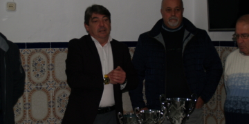 Víctor Fernández, en el centro, presidente de la Federación Melillense de Pesca.