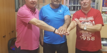 El técnico junto al presidente del club, el día de su presentación.