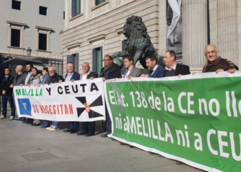 Representantes de CpM y Caballas, ayer en las puertas del Congreso de los Diputados.