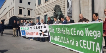 Representantes de CpM y Caballas, ayer en las puertas del Congreso de los Diputados.