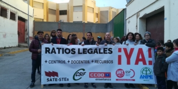 Los sindicatos de la Enseñanza y los docentes se reunieron a las puertas del CEIP León Solá el martes por la mañana.