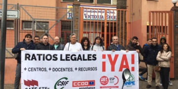 Sindicatos de la Enseñanza de Melilla y docentes ante la entrada del CIFP Reina Victoria Eugenia.