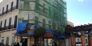 El viento mueve  fuertemente la loneta de un edificio en obras.