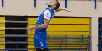 Momento del saque del jugador del CV Melilla.